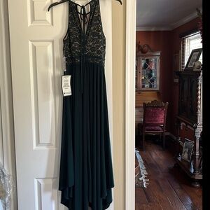 NWT R&M Richards Hunter Green Keyhole Spaghetti Strap Embellished Gown. Size 4.